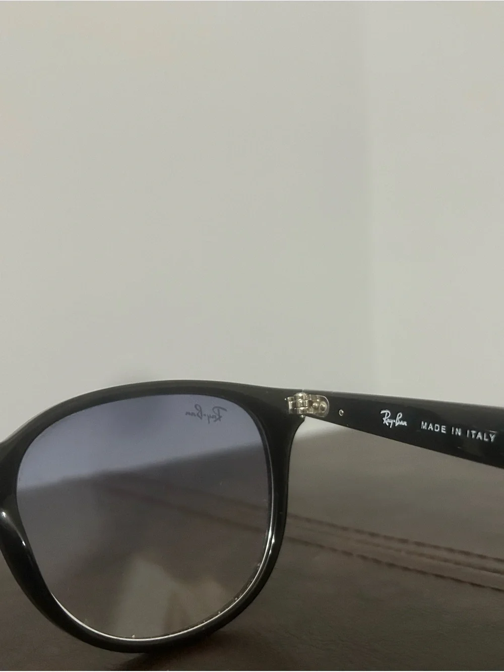 Ray-Ban Black Round Sunglasses with Gradient Lenses